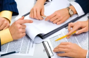 كيفية صياغة العقود التجارية في سلطنة عمان